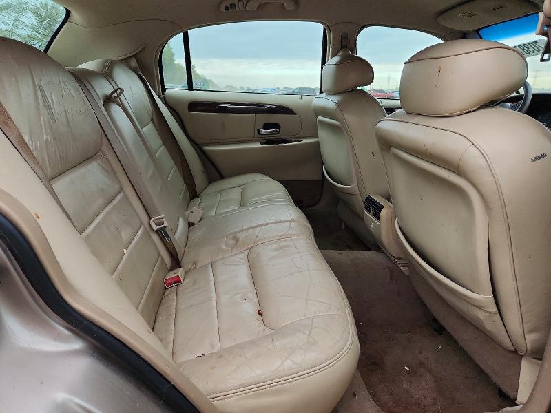 70387566 :رقم المزاد ، 1LNHM82W52Y603761 vin ، 2002 Lincoln Town Car مزاد بيع