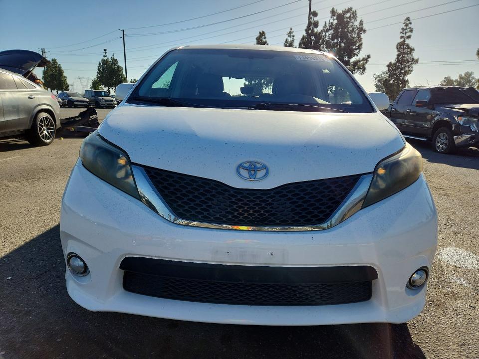 71409316 :رقم المزاد ، 5TDXK3DC1DS359620 vin ، 2013 Toyota Sienna مزاد بيع
