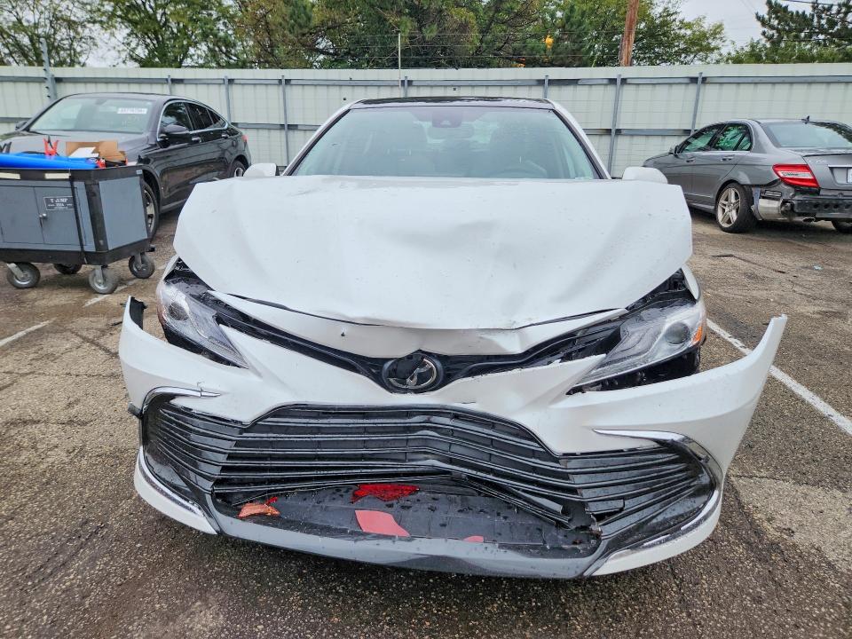 69782696 :رقم المزاد ، 4T1F11AK1MU603160 vin ، 2021 Toyota Camry مزاد بيع