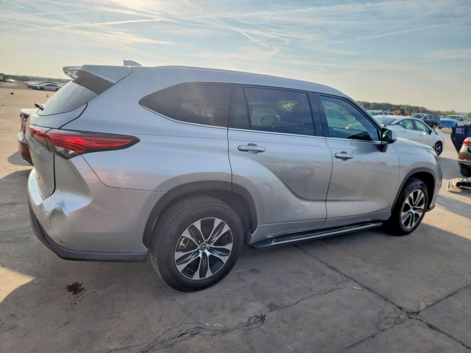 70421556 :رقم المزاد ، 5TDGZRAH6MS527847 vin ، 2021 Toyota Highlander مزاد بيع