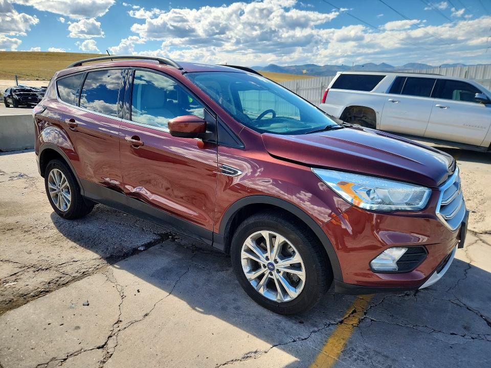 67353576 :رقم المزاد ، 1FMCU9HD8JUA64290 vin ، 2018 Ford Escape مزاد بيع