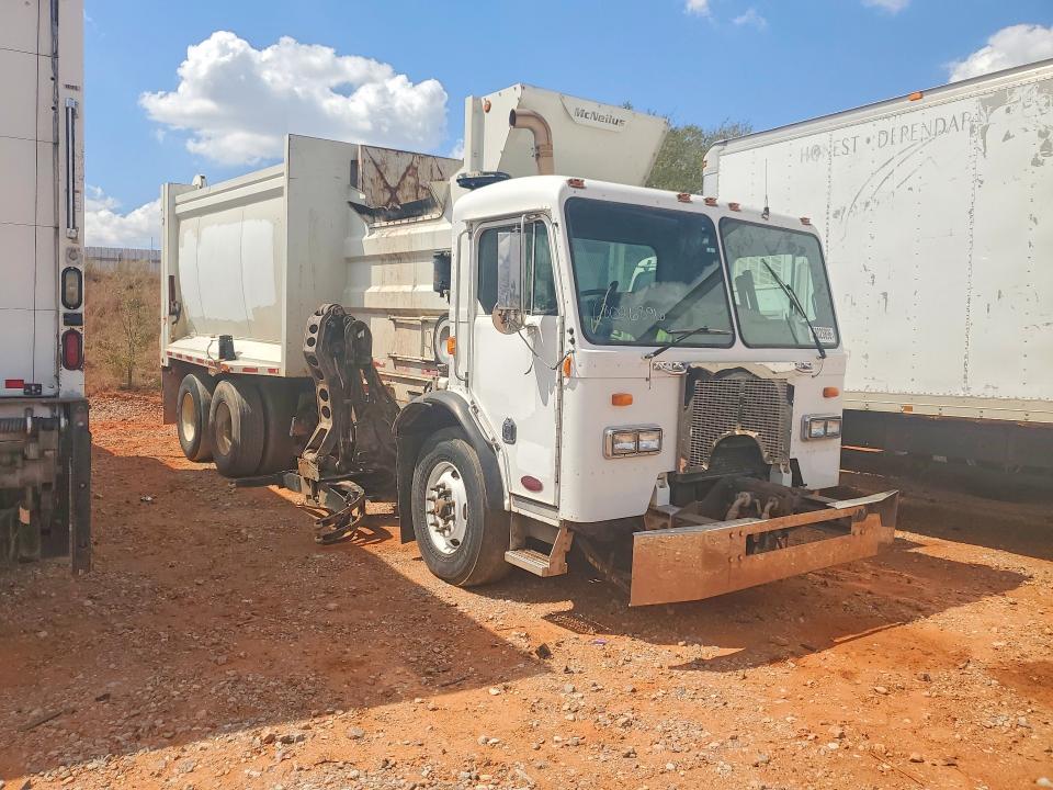 68026896 :رقم المزاد ، 3BPZL00X4BF115376 vin ، 2011 Peterbilt 320 مزاد بيع