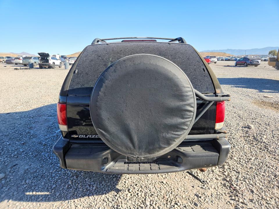 69032086 :رقم المزاد ، 1GNCT18W0YK104630 vin ، 2000 Chevrolet Blazer مزاد بيع