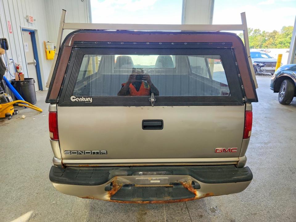 68940216 :رقم المزاد ، 1GTCS14H938251201 vin ، 2003 Gmc Sonoma مزاد بيع