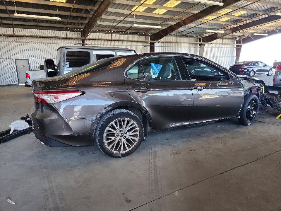 69190146 :رقم المزاد ، 4T1B11HK9JU037006 vin ، 2018 Toyota Camry مزاد بيع