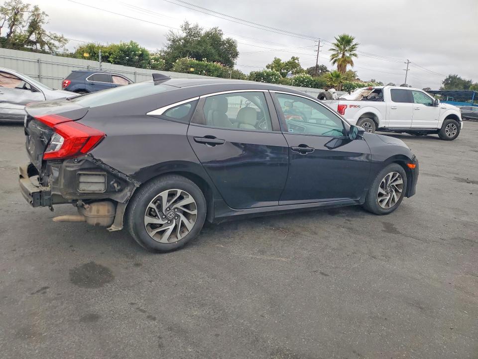 69810626 :رقم المزاد ، 19XFC2F75HE228371 vin ، 2017 Honda Civic مزاد بيع