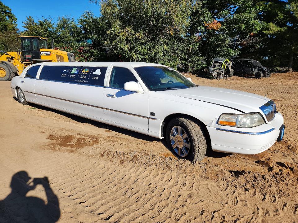 69910216 :رقم المزاد ، 2L1FM88W88X634401 vin ، 2008 Lincoln Town Car مزاد بيع