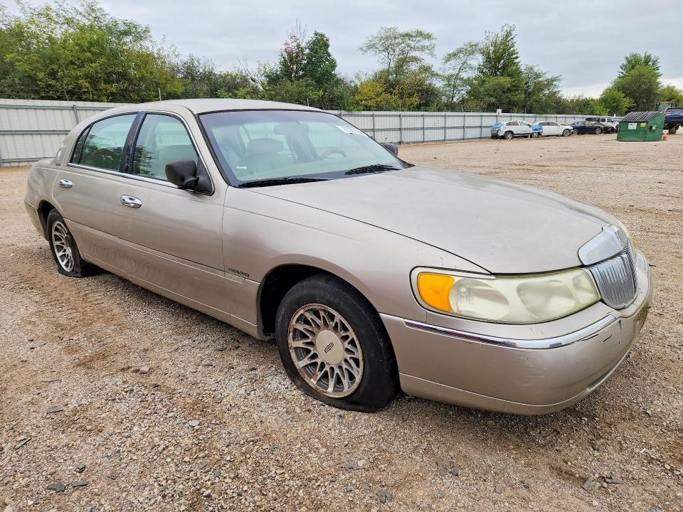 70387566 :رقم المزاد ، 1LNHM82W52Y603761 vin ، 2002 Lincoln Town Car مزاد بيع