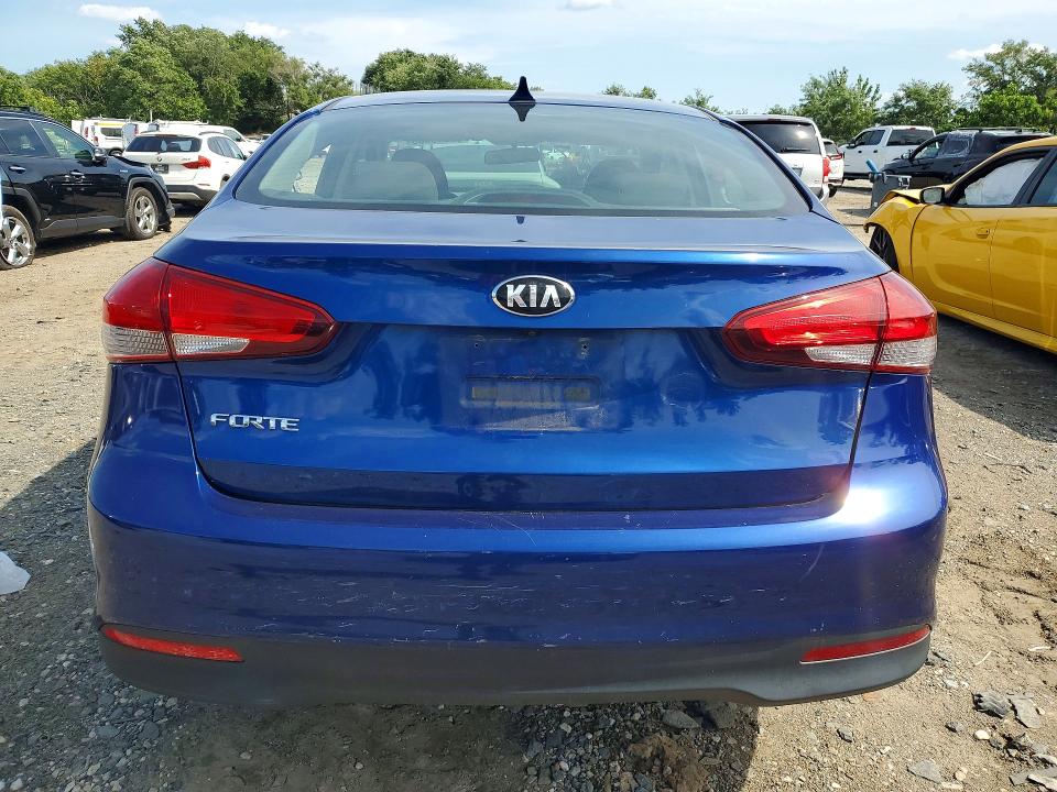 67948836 :رقم المزاد ، 3KPFK4A72JE270640 vin ، 2018 Kia Forte مزاد بيع
