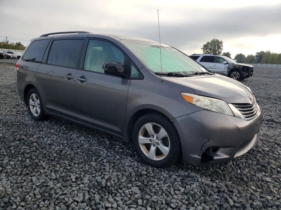 70024256 :رقم المزاد ، 5TDKK3DCXBS098365 vin ، 2011 Toyota Sienna مزاد بيع