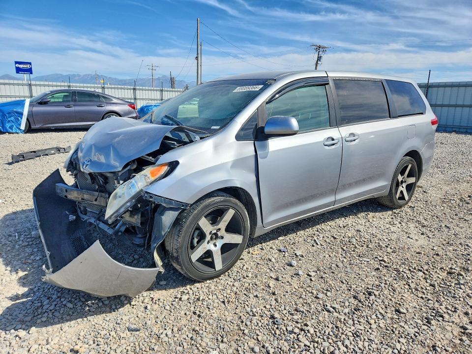 69089366 :رقم المزاد ، 5TDKA3DC1CS015121         vin ، 2012 Toyota Sienna مزاد بيع