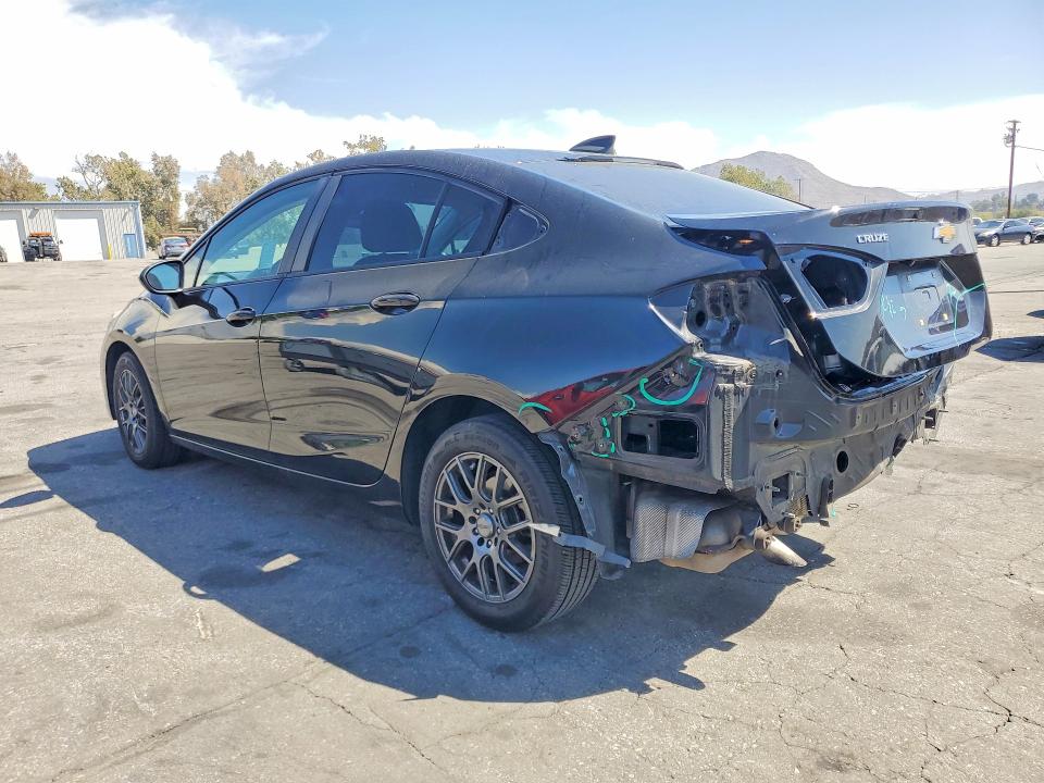 70310906 :رقم المزاد ، 1G1BC5SM1J7207981 vin ، 2018 Chevrolet Cruze مزاد بيع