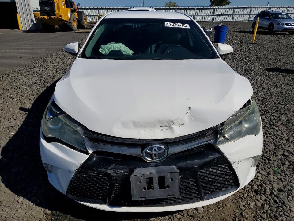 69229576 :رقم المزاد ، 4T1BF1FK9FU951476 vin ، 2015 Toyota Camry مزاد بيع
