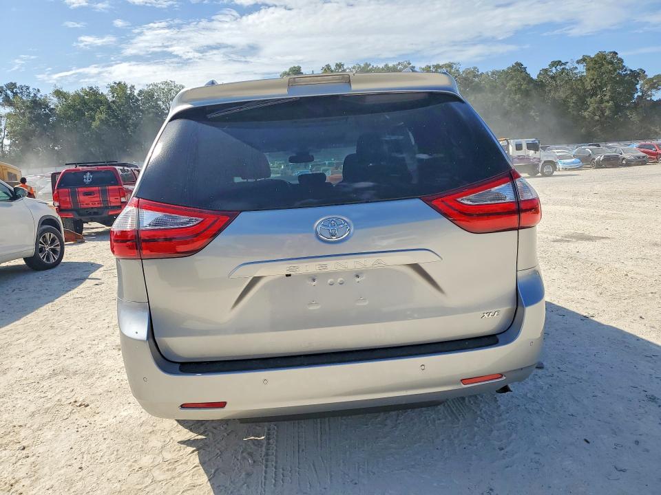 2018 Toyota Sienna მანქანა იყიდება აუქციონზე, vin: 5TDYZ3DC4JS904432, აუქციონის ნომერი: 69688486