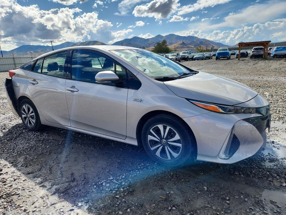 Продажа на аукционе авто 2017 Toyota Prius Prime, vin: JTDKARFP8H3021008, номер лота: 69231666