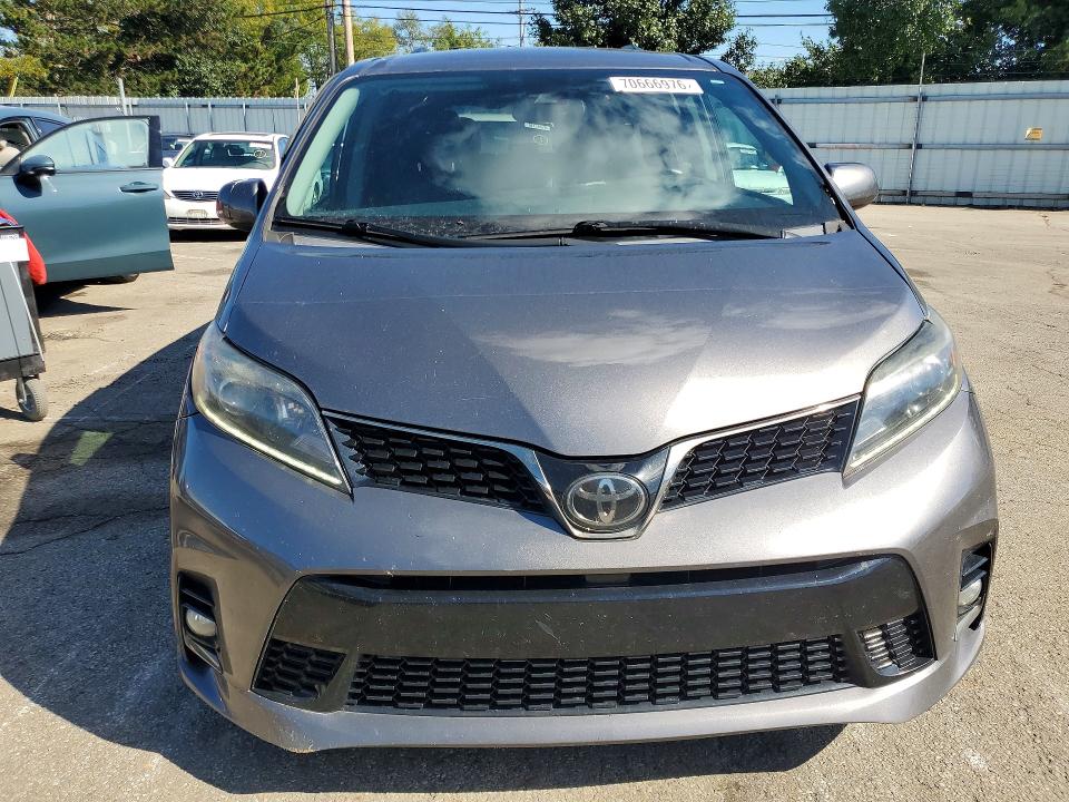70666976 :رقم المزاد ، 5TDXZ3DC8JS949742 vin ، 2018 Toyota Sienna مزاد بيع