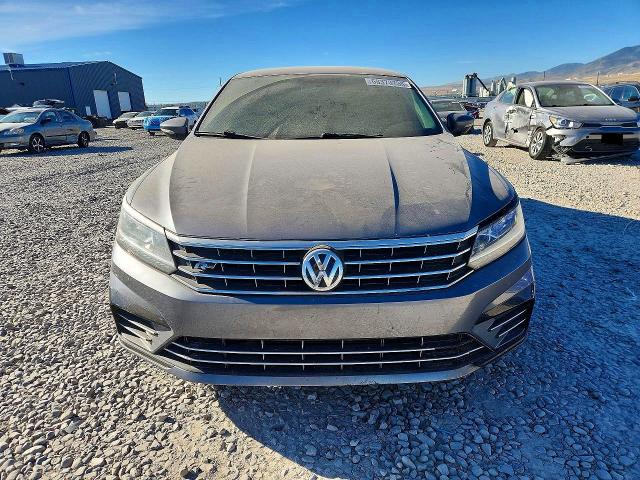 68373736 :رقم المزاد ، 1VWDT7A32HC033924 vin ، 2017 Volkswagen Passat مزاد بيع
