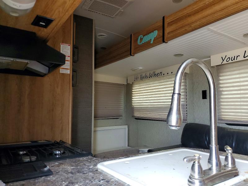 68786996 :رقم المزاد ، 4YDF29321FK601403 vin ، 2015 Keystone Laredo مزاد بيع