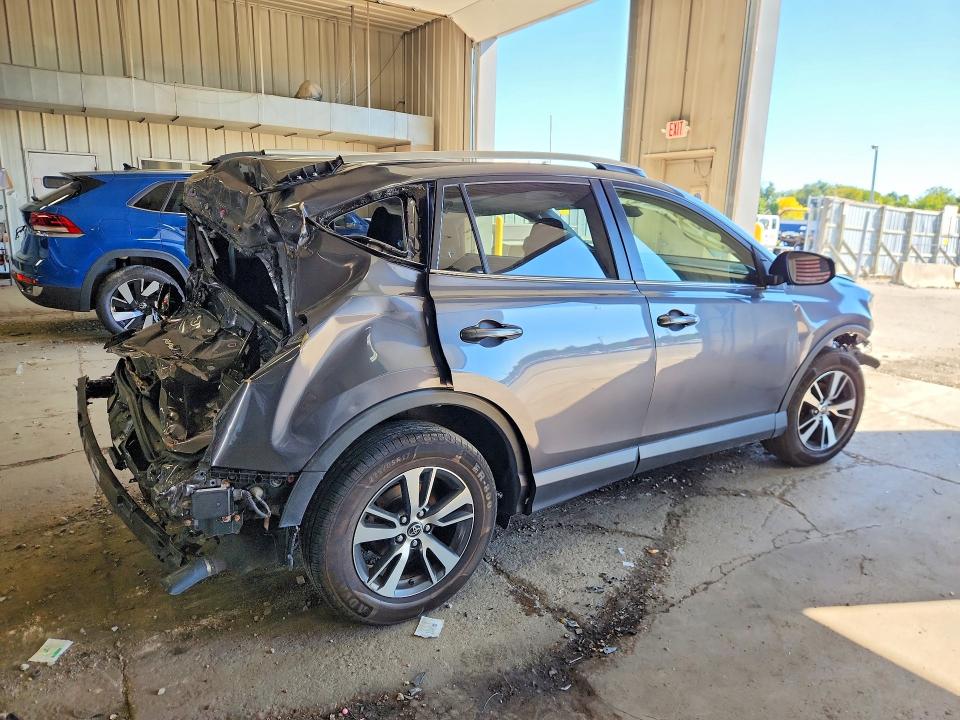 Продажа на аукционе авто 2018 Toyota Rav4, vin: JTMRFREV9JD227776, номер лота: 70529126