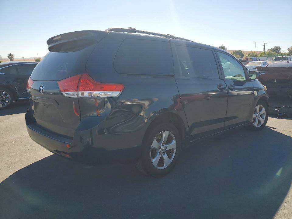 Aukcja sprzedaży 2011 Toyota Sienna, vin: 5TDKK3DC1BS018726, numer aukcji: 71045316