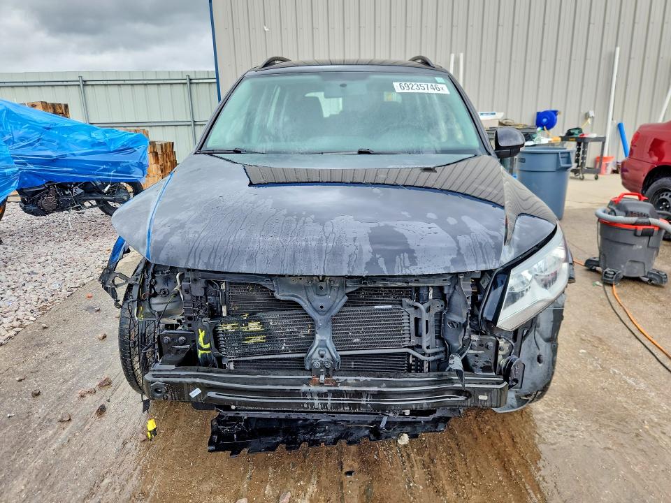 69235746 :رقم المزاد ، WVGBV7AX2HK053129 vin ، 2017 Volkswagen Tiguan مزاد بيع
