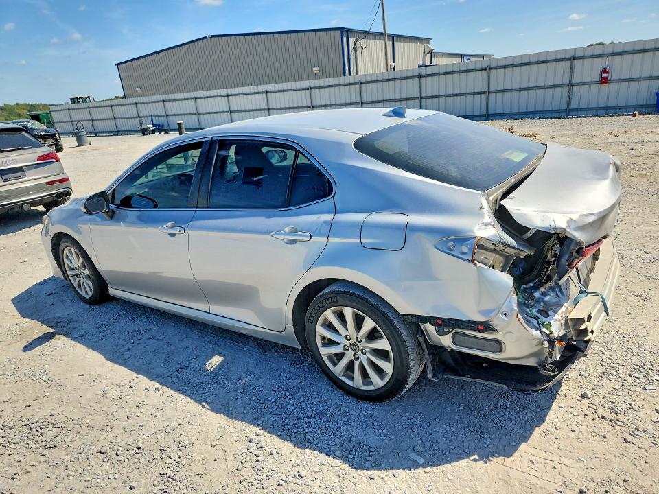 68477776 :رقم المزاد ، 4T1C11AK4LU305588 vin ، 2020 Toyota Camry مزاد بيع