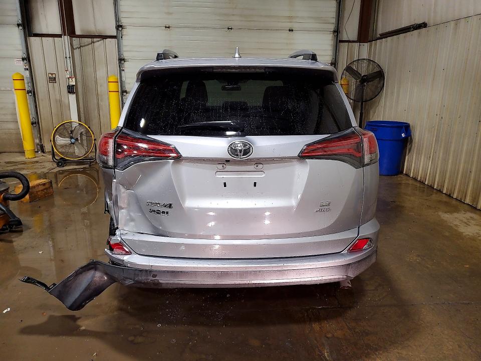 70694016 :رقم المزاد ، 2T3BFREV1JW711445 vin ، 2018 Toyota Rav4 مزاد بيع