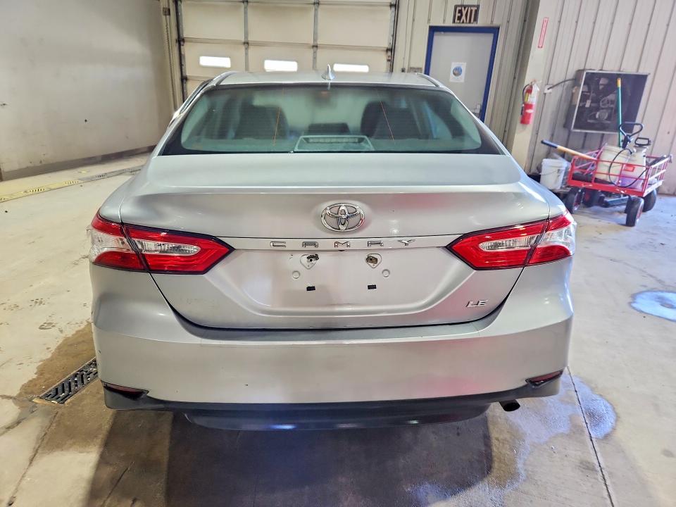 70108066 :رقم المزاد ، 4T1C11AK7LU945911 vin ، 2020 Toyota Camry مزاد بيع