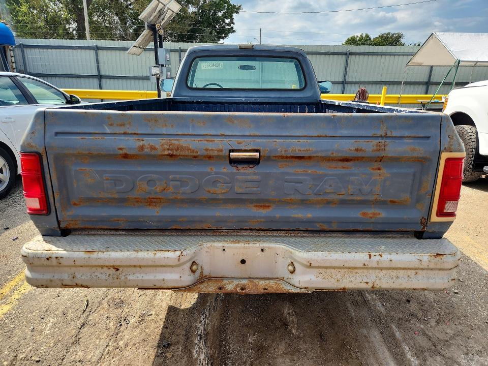 70240286 :رقم المزاد ، 1B7FE06Y0KS062837 vin ، 1989 Dodge D-series مزاد بيع