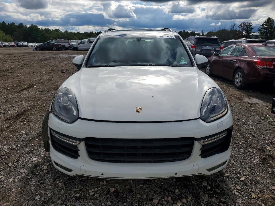 70702006 :رقم المزاد ، WP1AC2A26FLA82720 vin ، 2015 Porsche Cayenne مزاد بيع
