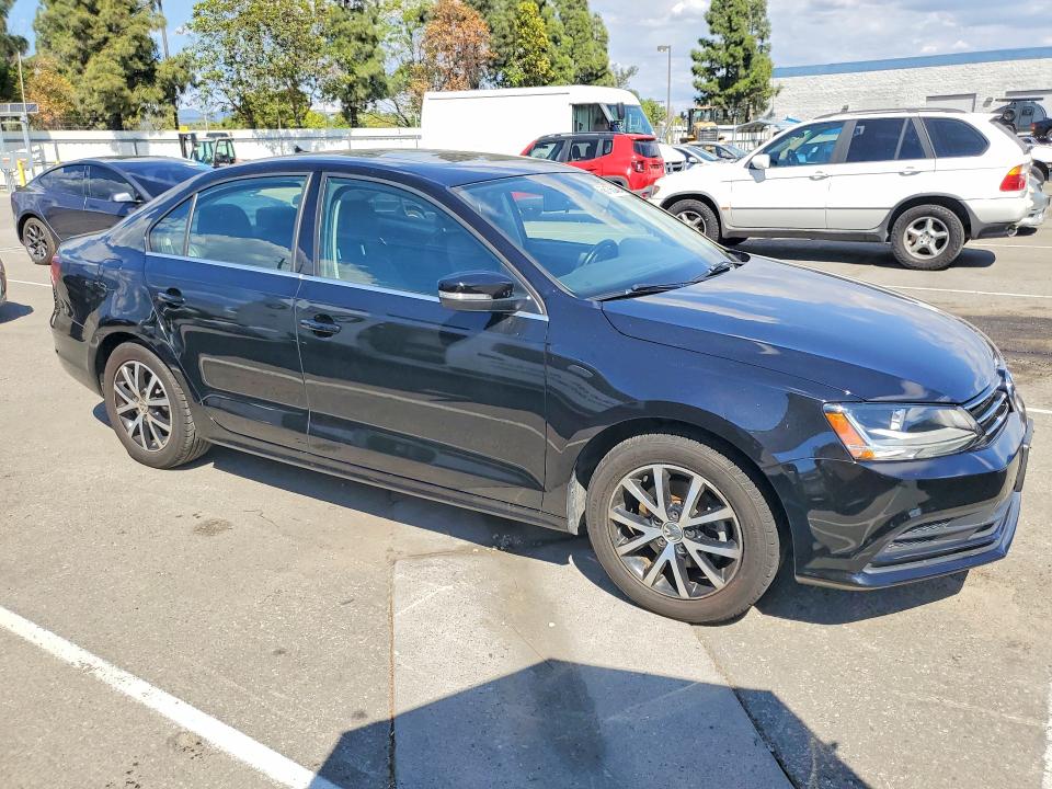 66106046 :رقم المزاد ، 3VWDB7AJ8HM204367 vin ، 2017 Volkswagen Jetta مزاد بيع
