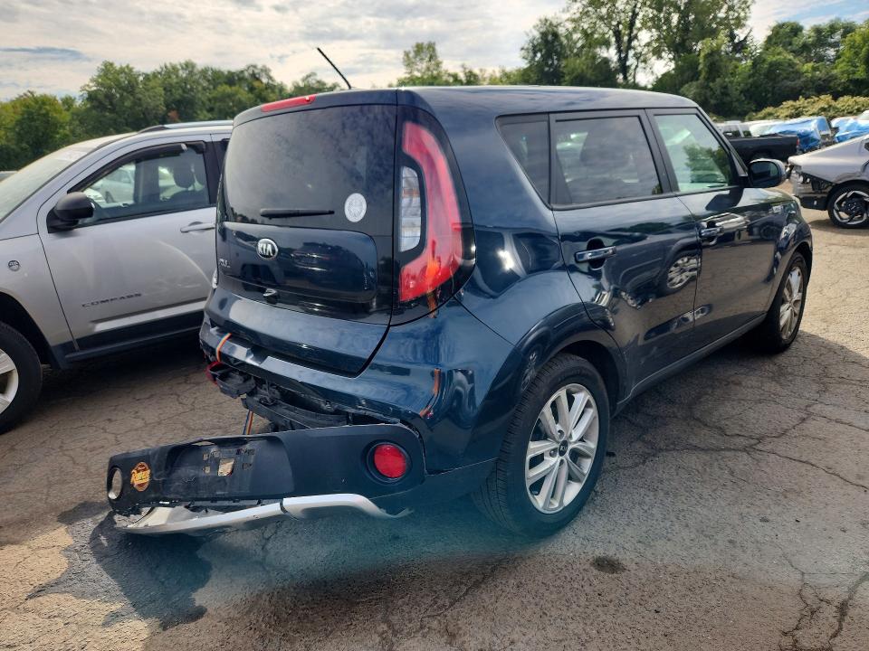 2018 Kia Soul მანქანა იყიდება აუქციონზე, vin: KNDJP3A56J7587664, აუქციონის ნომერი: 67018936