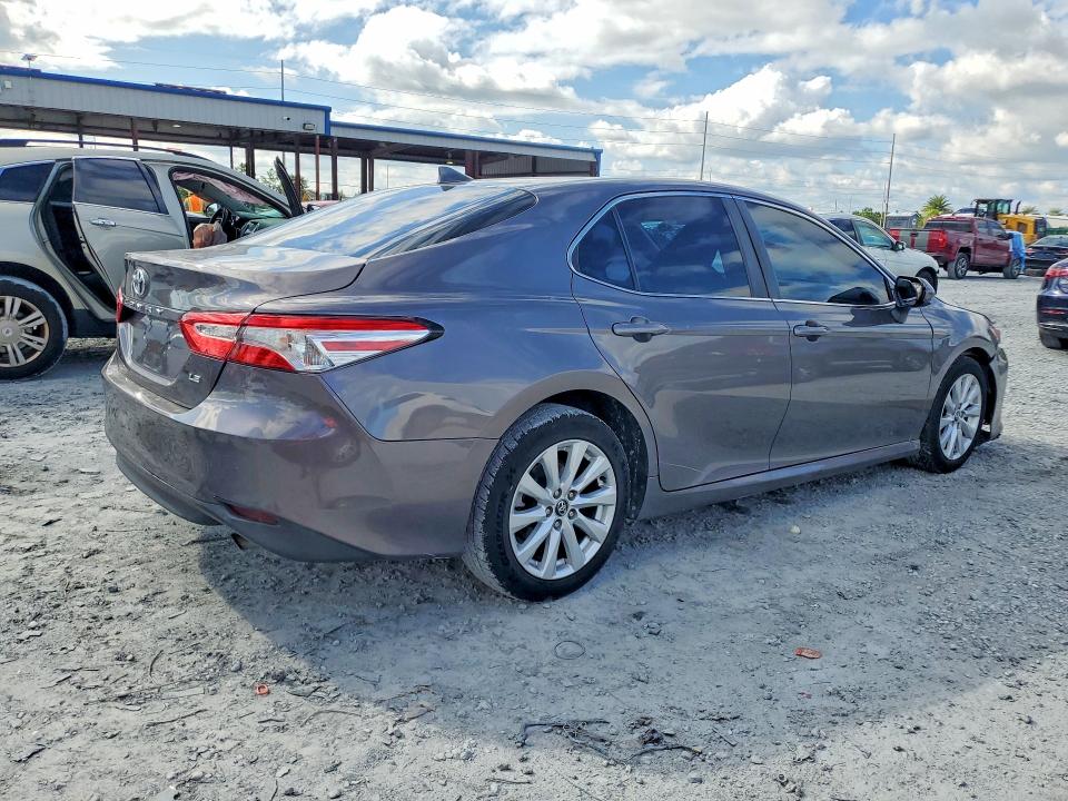 70228496 :رقم المزاد ، 4T1C11AK2LU934069 vin ، 2020 Toyota Camry مزاد بيع