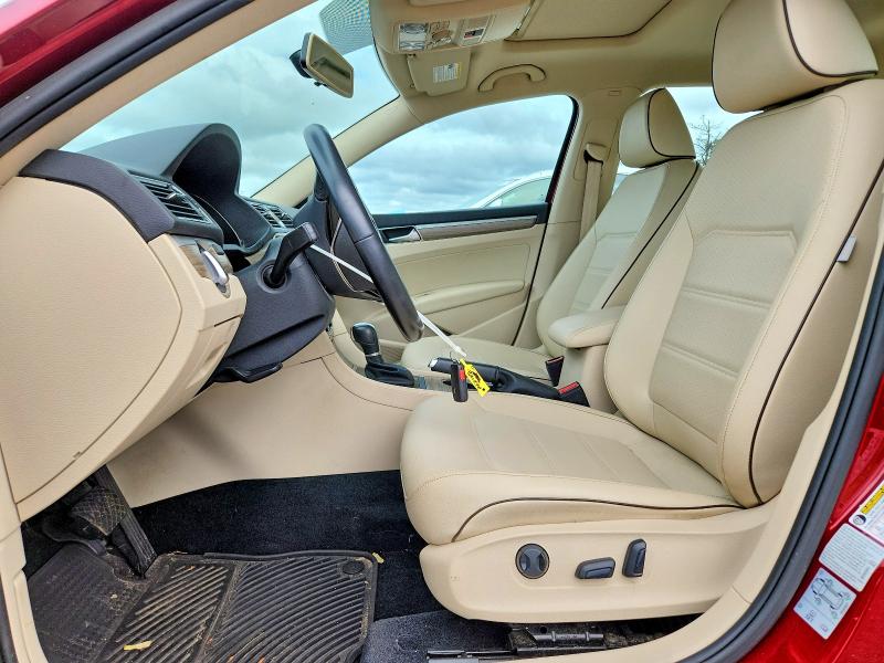68282286 :رقم المزاد ، 1VWBT7A37HC055795 vin ، 2017 Volkswagen Passat مزاد بيع