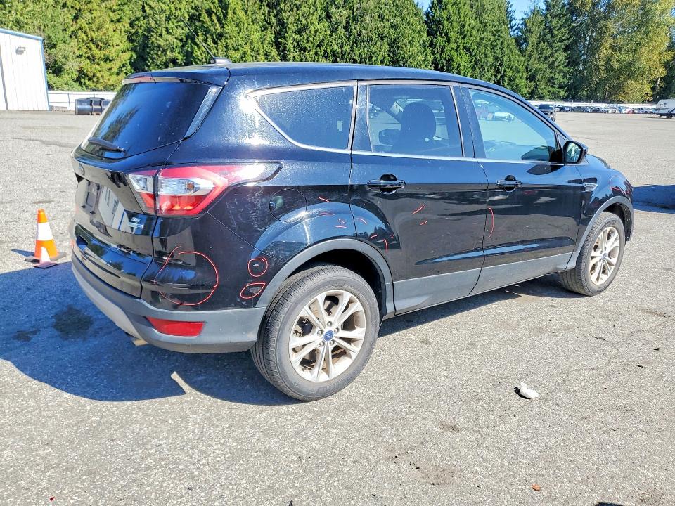 69227166 :رقم المزاد ، 1FMCU9GD4HUD84864 vin ، 2017 Ford Escape مزاد بيع