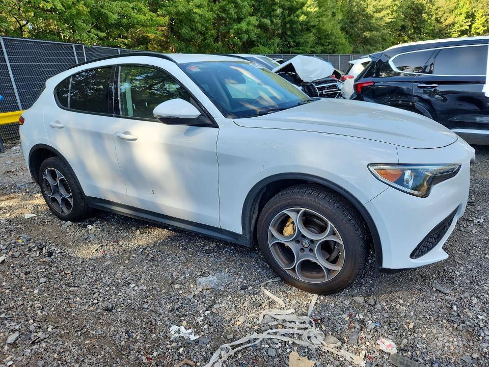 68757436 :رقم المزاد ، ZASFAKPN2J7B71028 vin ، 2018 Alfa Romeo Stelvio مزاد بيع
