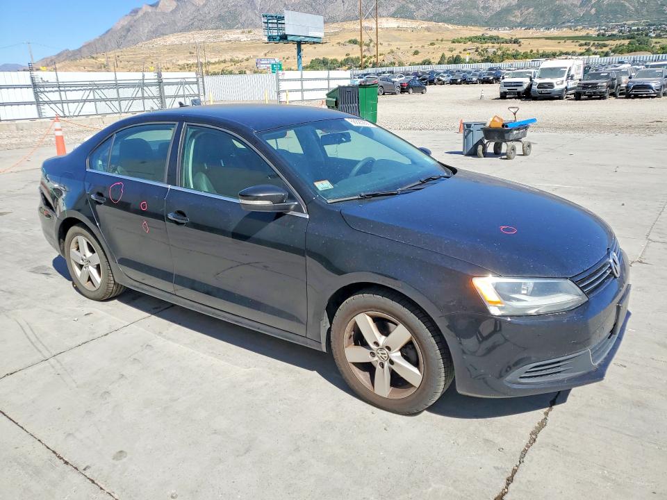 68825066 :رقم المزاد ، 3VWLL7AJ2EM227941 vin ، 2014 Volkswagen Jetta مزاد بيع