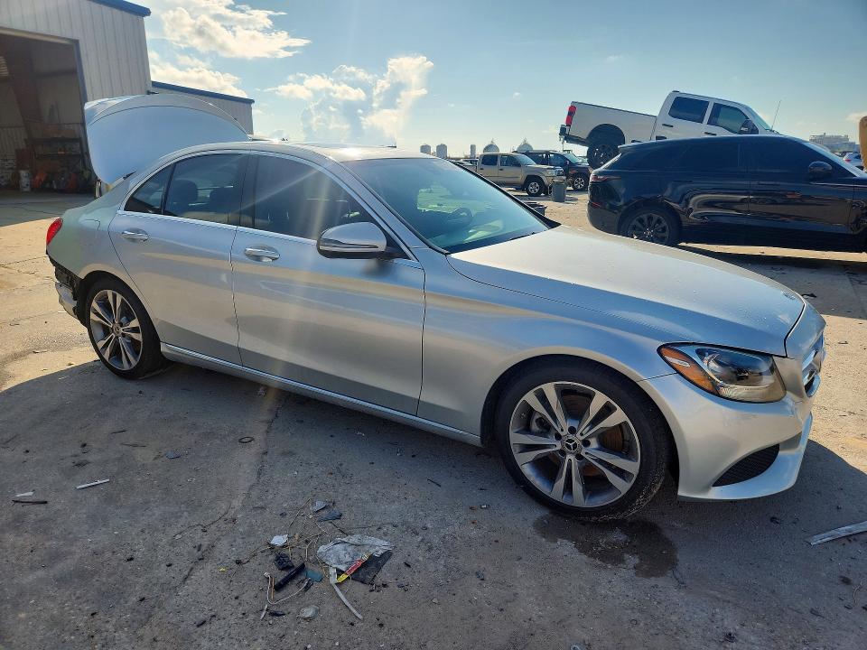 67701396 :رقم المزاد ، 55SWF4JB7JU268402 vin ، 2018 Mercedes-benz C مزاد بيع