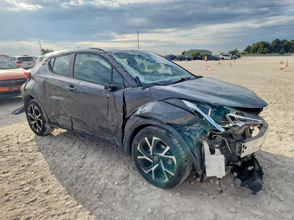 68040736 :رقم المزاد ، NMTKHMBX5JR058024 vin ، 2018 Toyota C-hr مزاد بيع
