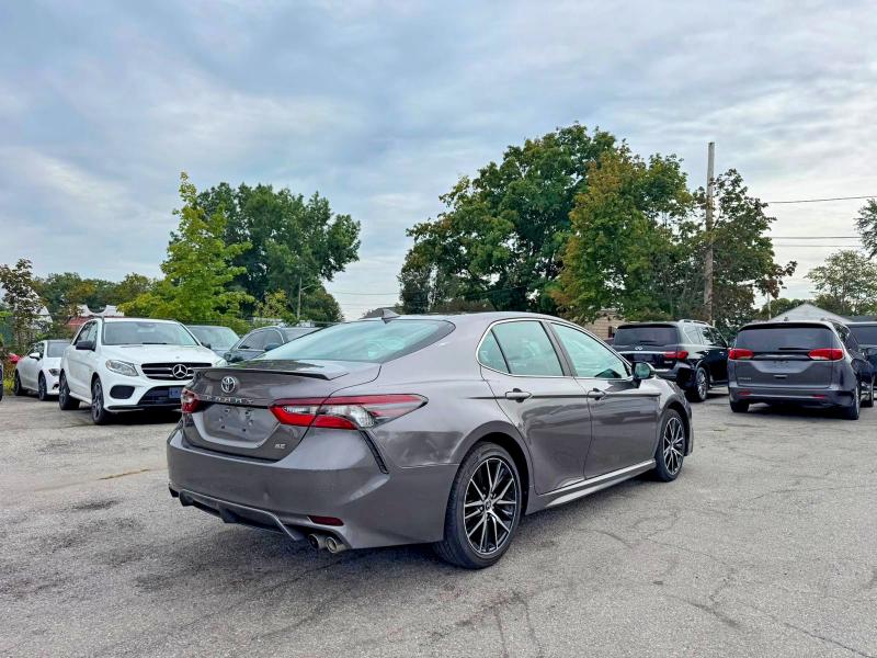 68888376 :رقم المزاد ، 4T1G11AK0MU444085 vin ، 2021 Toyota Camry مزاد بيع