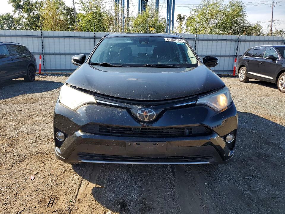 Продажа на аукционе авто 2018 Toyota Rav4, vin: 2T3RFREV7JW704997, номер лота: 67662656