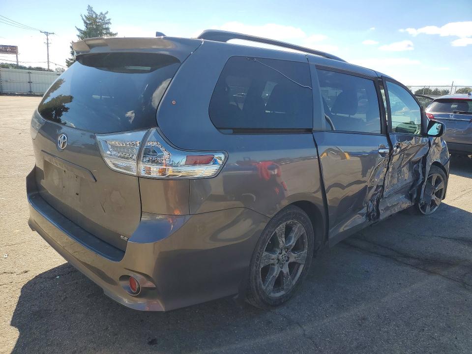 70666976 :رقم المزاد ، 5TDXZ3DC8JS949742 vin ، 2018 Toyota Sienna مزاد بيع