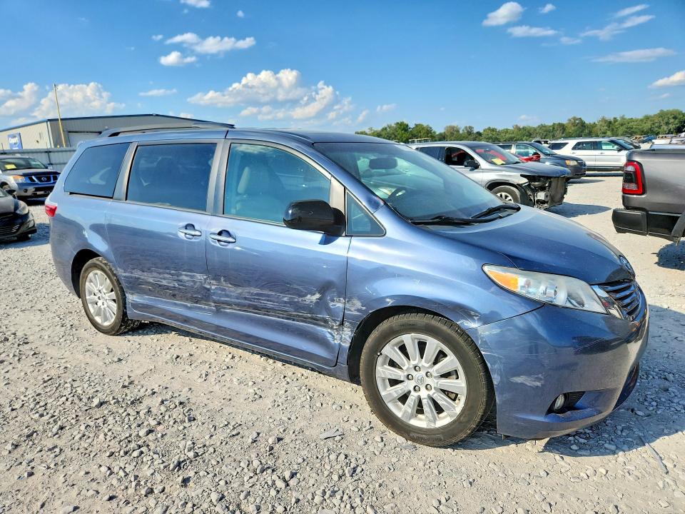 67232946 :رقم المزاد ، 5TDDK3DC3FS113478 vin ، 2015 Toyota Sienna مزاد بيع