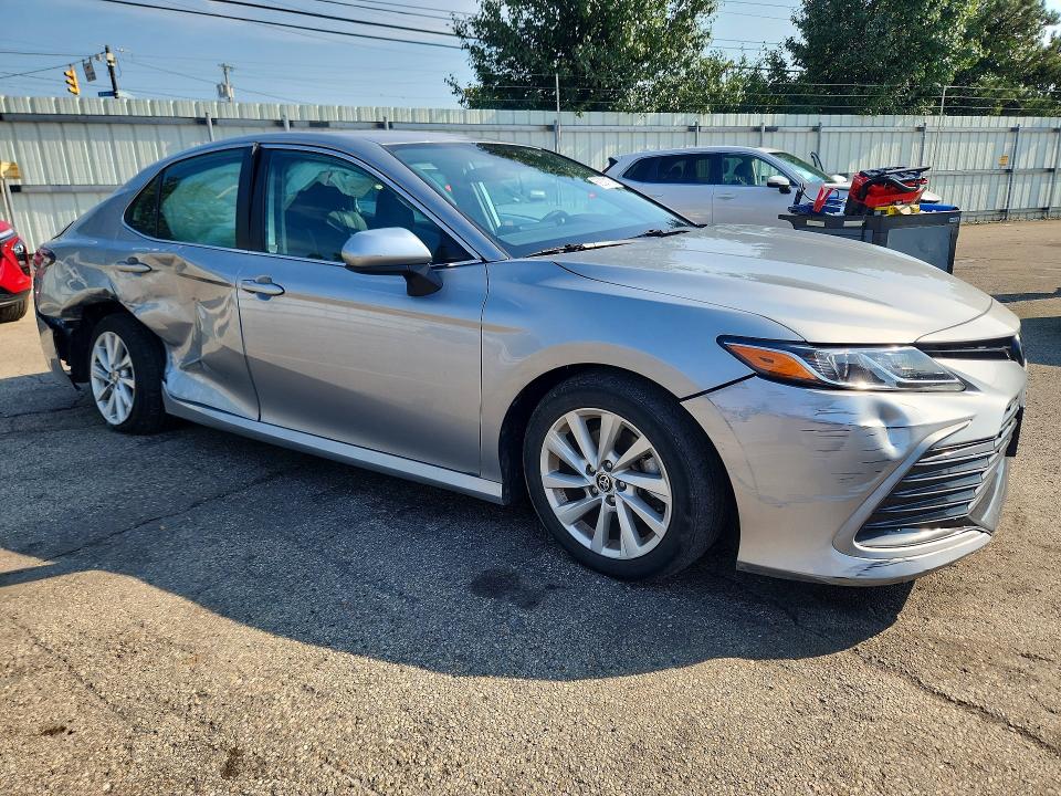Продаж на аукціоні авто 2022 Toyota Camry, vin: 4T1C11AK5NU069942, номер лоту: 69220176