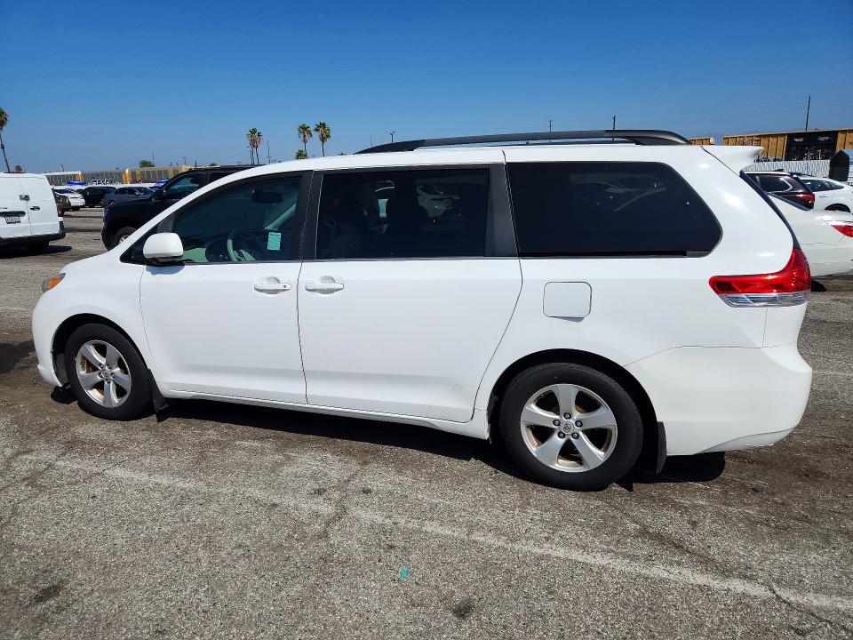 2013 Toyota Sienna მანქანა იყიდება აუქციონზე, vin: 5TDKK3DCXDS346584, აუქციონის ნომერი: 67939806