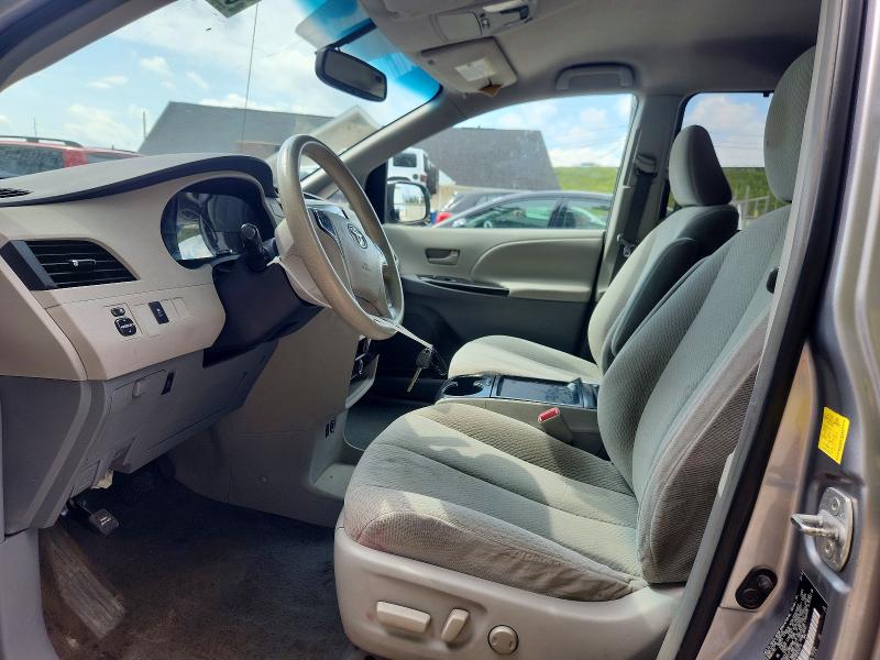 68071086 :رقم المزاد ، 5TDKK3DCXBS040711 vin ، 2011 Toyota Sienna مزاد بيع