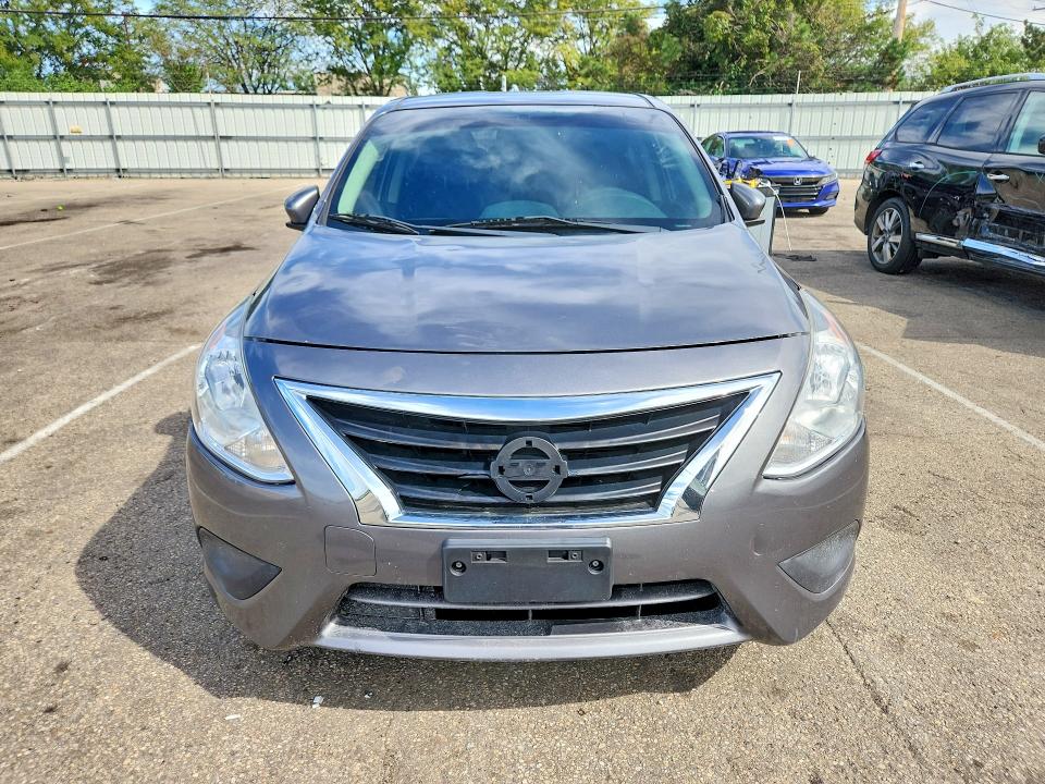 68926676 :رقم المزاد ، 3N1CN7AP8JL803729 vin ، 2018 Nissan Versa مزاد بيع