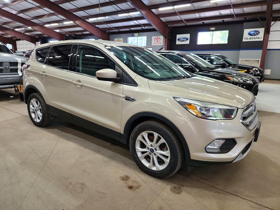 69945996 :رقم المزاد ، 1FMCU9GD2HUD23738 vin ، 2017 Ford Escape مزاد بيع