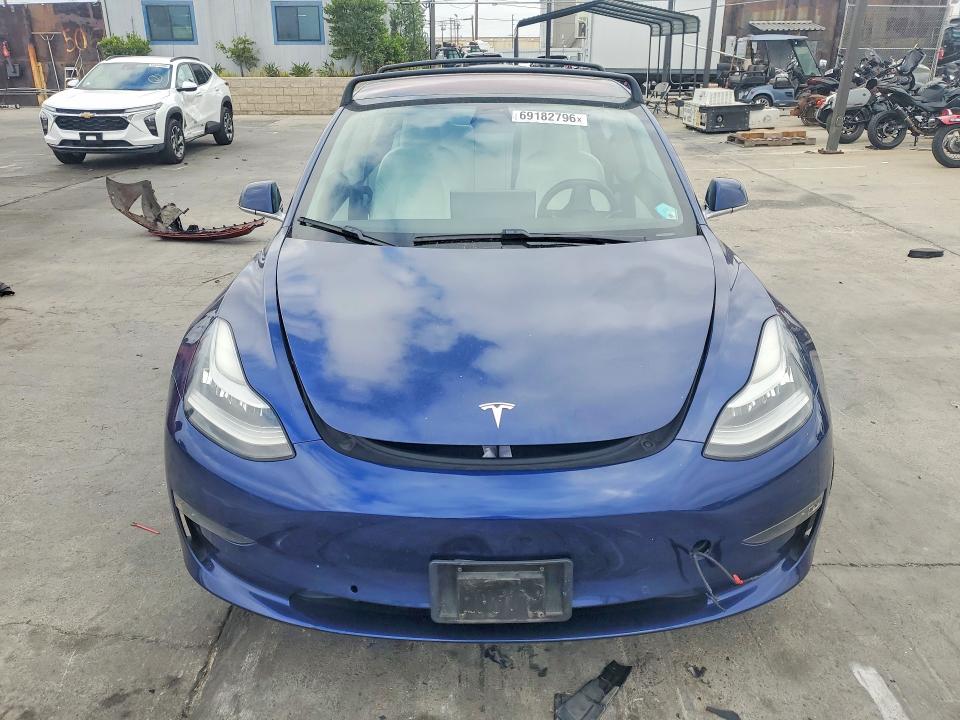 69182796 :رقم المزاد ، 5YJ3E1EB7JF135414 vin ، 2018 Tesla Model 3 مزاد بيع