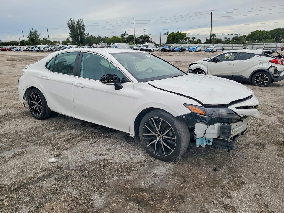 70465926 :رقم المزاد ، 4T1G11AK6NU073192 vin ، 2022 Toyota Camry مزاد بيع
